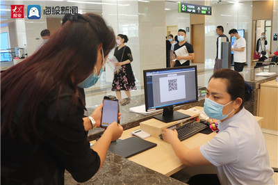 张店区行政审批服务局 一部手机办证，区块链技术赋能政务服务革新